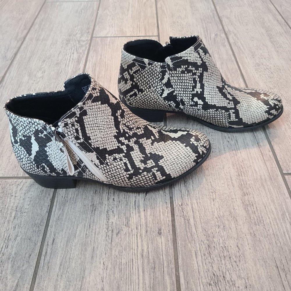 Arizona Jean Co. women's Galen ankle booties memory foam beige & black size 7.5